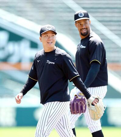 　練習中、笑顔を見せる村上（左）右はデュプランティエ＝撮影・山口登