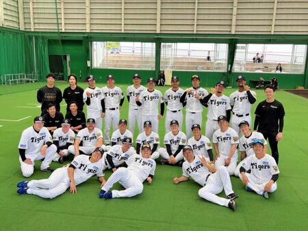 　リハビリ期間をともに過ごした新井トレーナー（３列目左端）と湯浅（２列目右端）＝新井トレーナー提供