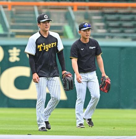 　早出の守備練習をする高寺（左）と中川（撮影・西田忠信）