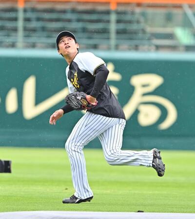 　早出の守備練習をする高寺（撮影・西田忠信）