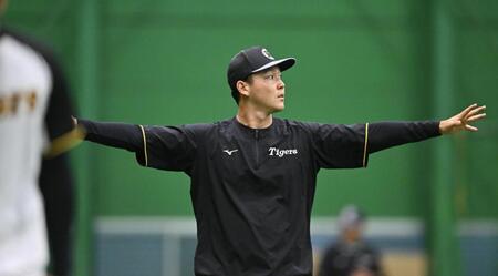 　室内でウォーミングアップする木下（撮影・西田忠信）