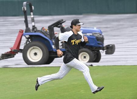 　雨の中、外野をダッシュする高寺