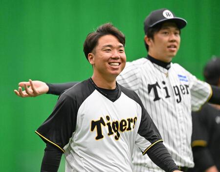 　笑顔でウオーミングアップする村上（左）＝撮影・西田忠信