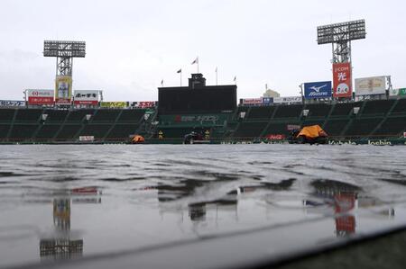 　降雨のため中止となった阪神甲子園球場