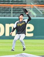 　早出の守備練習をする高寺（撮影・西田忠信）