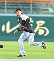 　早出の守備練習をする高寺（撮影・西田忠信）