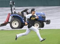 　雨の中、外野をダッシュする高寺