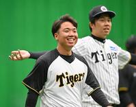 　笑顔でウオーミングアップする村上（左）＝撮影・西田忠信