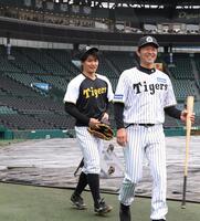 　守備練習に向かう森下（左）＝撮影・北村雅宏