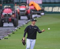 　守備練習する近本（撮影・飯室逸平）