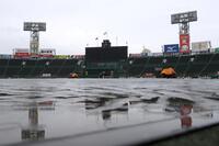 　降雨のため中止となった阪神甲子園球場