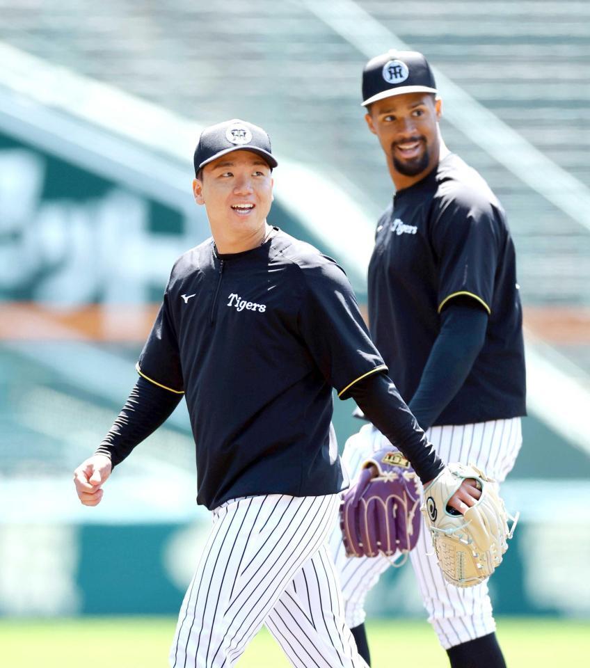 　練習中、笑顔を見せる村上（左）右はデュプランティエ＝撮影・山口登