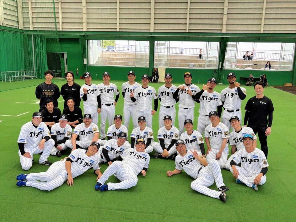 　リハビリ期間をともに過ごした新井トレーナー（３列目左端）と湯浅（２列目右端）＝新井トレーナー提供