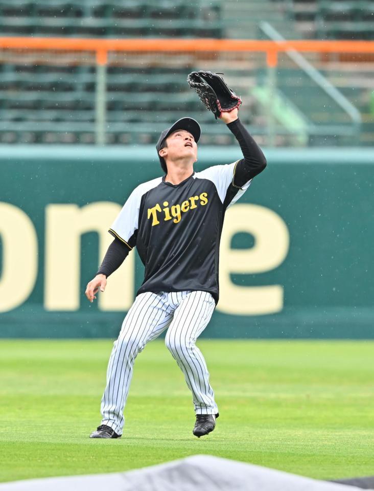 　早出の守備練習をする高寺（撮影・西田忠信）