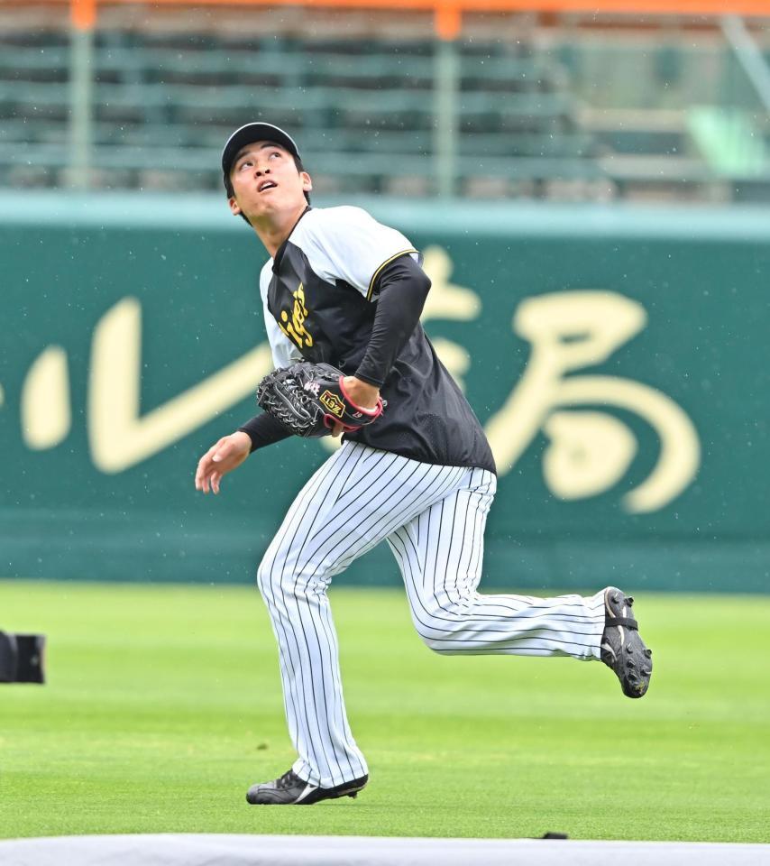 　早出の守備練習をする高寺（撮影・西田忠信）