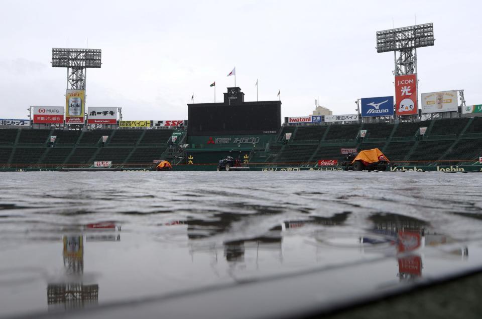 　降雨のため中止となった阪神甲子園球場