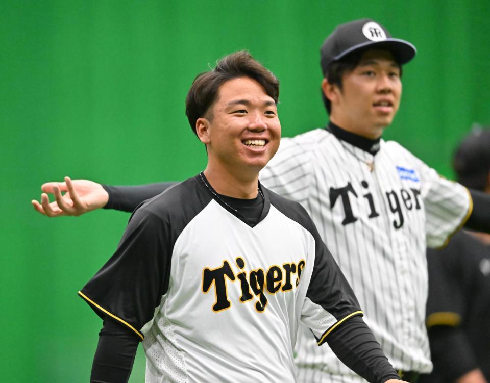 　笑顔でウオーミングアップする村上（左）＝撮影・西田忠信