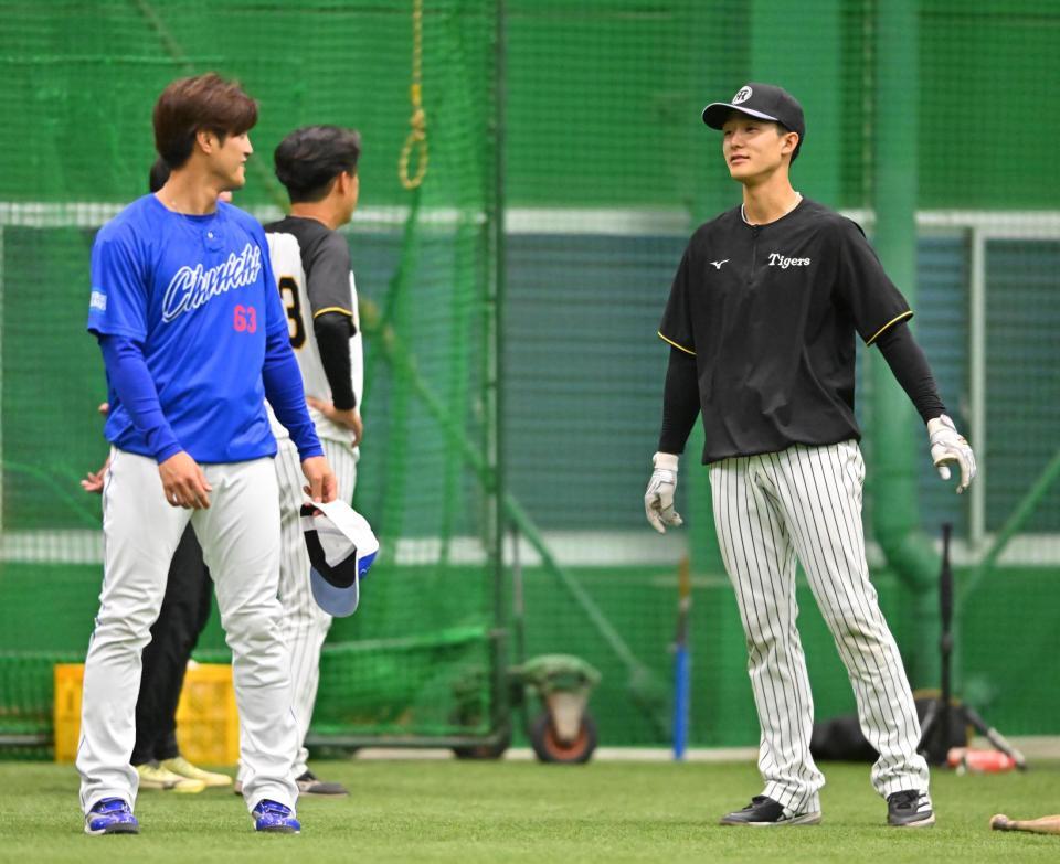 　板山（左）と話す小幡（撮影・西田忠信）