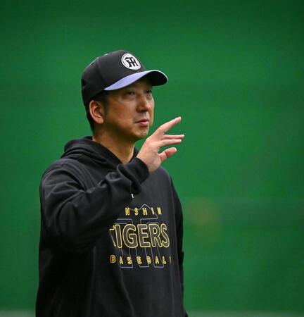 　室内で練習を見る藤川監督（撮影・西田忠信）