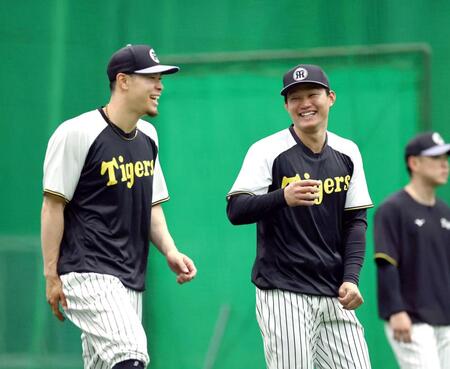 　笑顔でアップする森下（右）と佐藤輝（撮影・山口登）