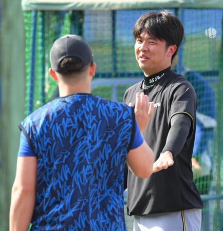 　試合前、牧（手前）と談笑する才木＝４月２２日