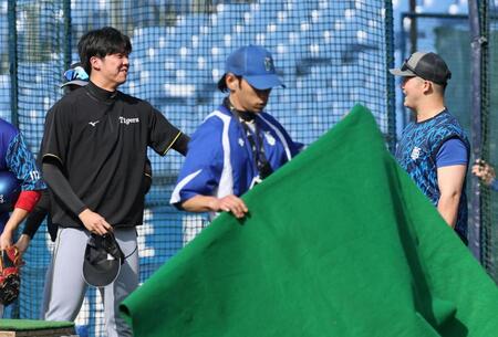 　練習の合間、牧と談笑する才木＝４月２２日