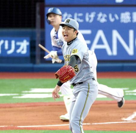 　１回、佐野を三飛に仕留め、ほえる才木＝４月２２日