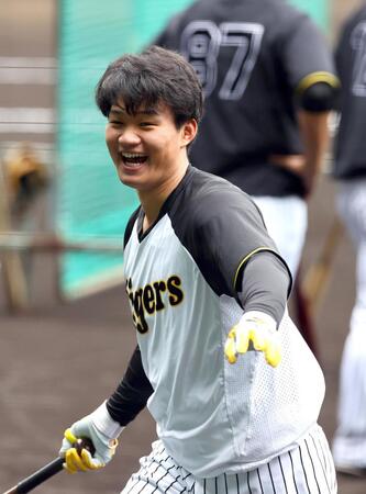 　練習中、笑顔を見せる森下（撮影・山口登）