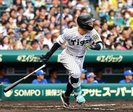 　６回、左中間に適時二塁打を放つ佐藤輝（撮影・山口登）