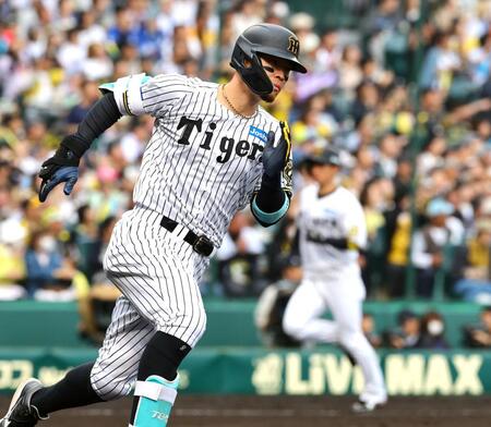 　６回、左中間に適時二塁打を放つ佐藤輝（撮影・山口登）