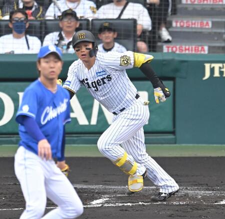 　１回、先制打を放つ森下（撮影・飯室逸平）