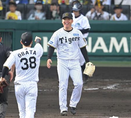 　２試合連続完封に笑顔がはじける村上（撮影・飯室逸平）
