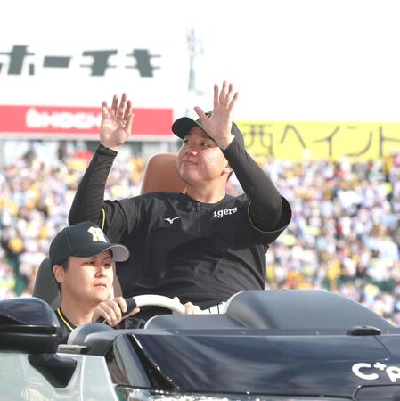 　連続完封勝利を挙げ、ファンの歓声に応える村上（撮影・北村雅宏）