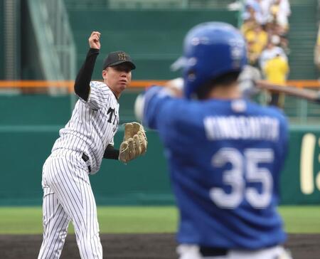 　中日打線相手に力投する村上（撮影・北村雅宏）