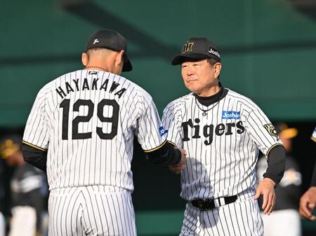 　先発の早川（左）をねぎらう平田２軍監督（撮影・西田忠信）