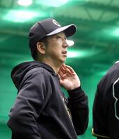 　練習を見守る藤川監督（撮影・山口登）