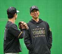 　中野（左）に笑顔で話しかける藤川監督（撮影・西田忠信）