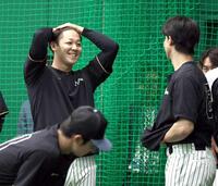 　１軍に合流した木下（左）