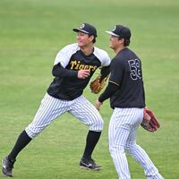 　前川（右）と守備練習する森下（撮影・飯室逸平）