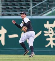 　守備練習に励む森下（撮影・北村雅宏）