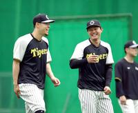 　笑顔でアップする森下（右）と佐藤輝（撮影・山口登）