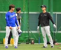 　板山（左）と話す小幡（撮影・西田忠信）