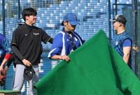 　練習の合間、牧と談笑する才木＝４月２２日