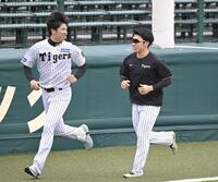 　才木と話す石井（右）