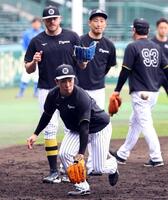 　ノックを受ける石井（撮影・山口登）