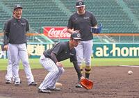 　ノックを受ける石井（中央）＝撮影・北村雅宏