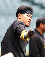 　打撃練習する佐藤輝（撮影・山口登）