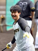　練習中、笑顔を見せる森下（撮影・山口登）