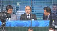 　与田剛氏（右）らと解説席に着く岡田彰布顧問（撮影・飯室逸平）