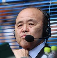 　解説を務める岡田彰布オーナー付顧問（撮影・北村雅宏）